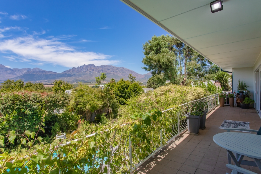 5 Bedroom Property for Sale in Uitsig Western Cape